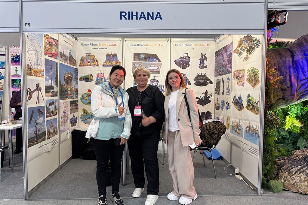 Photo with amusement park procurement manager after a successful discussion at the exhibition
