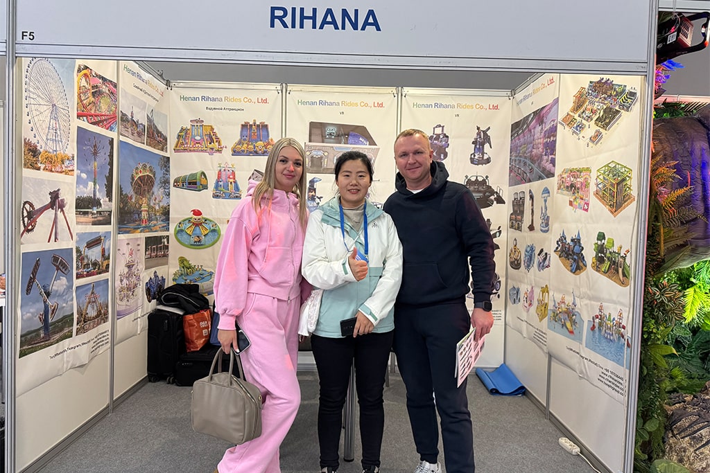 Photo with customer planning to start amusement business and seeking ride recommendations