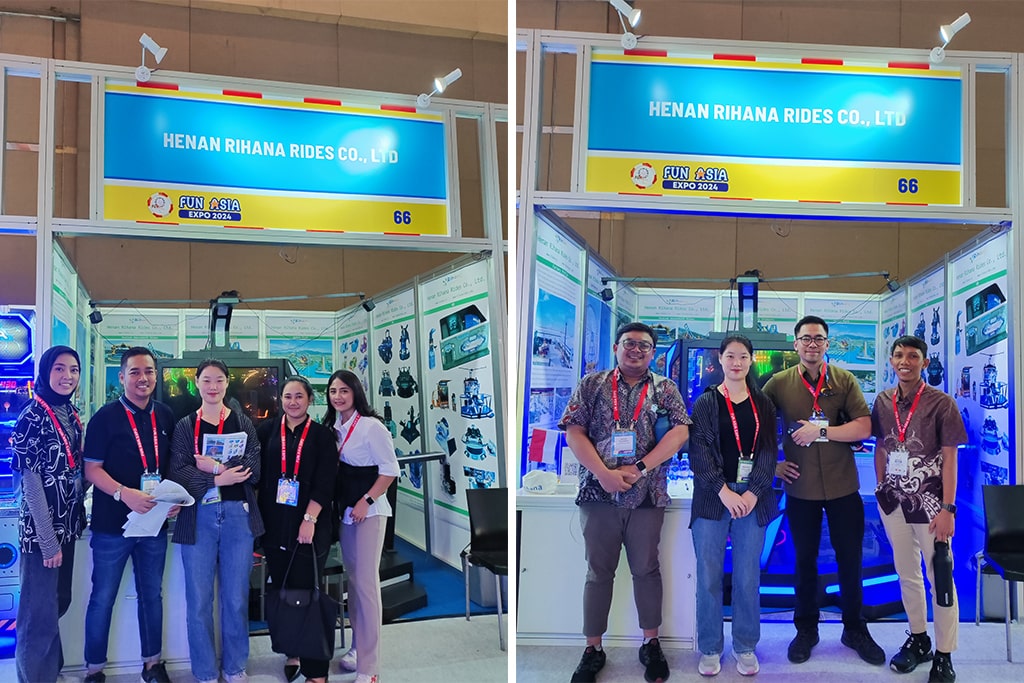 Photo with local customer interested in vr amusement rides at exhibition
