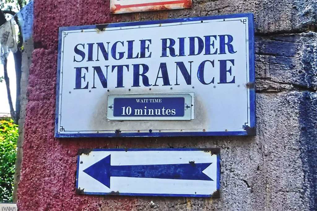 A signs of single rider entrance