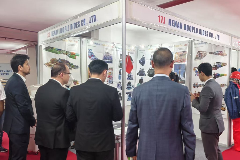 Discussion with Uzbek government representatives at our booth during the 2025 exhibition