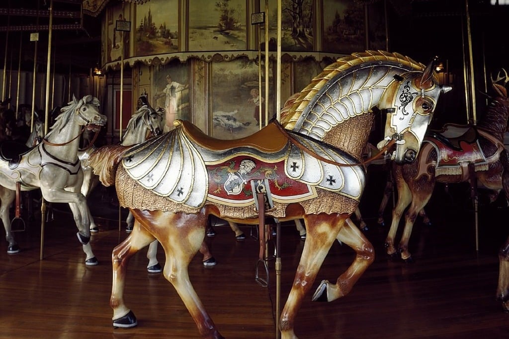 Hand-carved wooden carousel horse in classic style, full size carousel horse for sale for traditional amusement rides