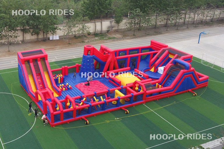 Main front display of the Large Inflatable Obstacle Run showing its multi-section obstacle layout.